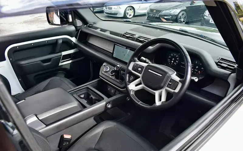 Used Land Rover Defender HSE 249 HP (183 kW) 2024 SUV