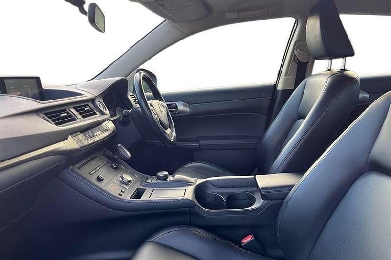 Used Lexus CT200h Executive Line 136 HP (100 kW) 2017 Silver Hatchback