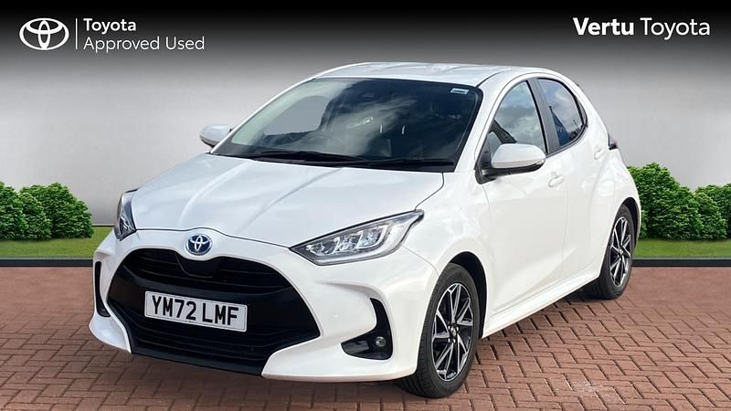 Used Toyota Yaris Hybrid Design 116 HP (85 kW) 2023 White Hatchback