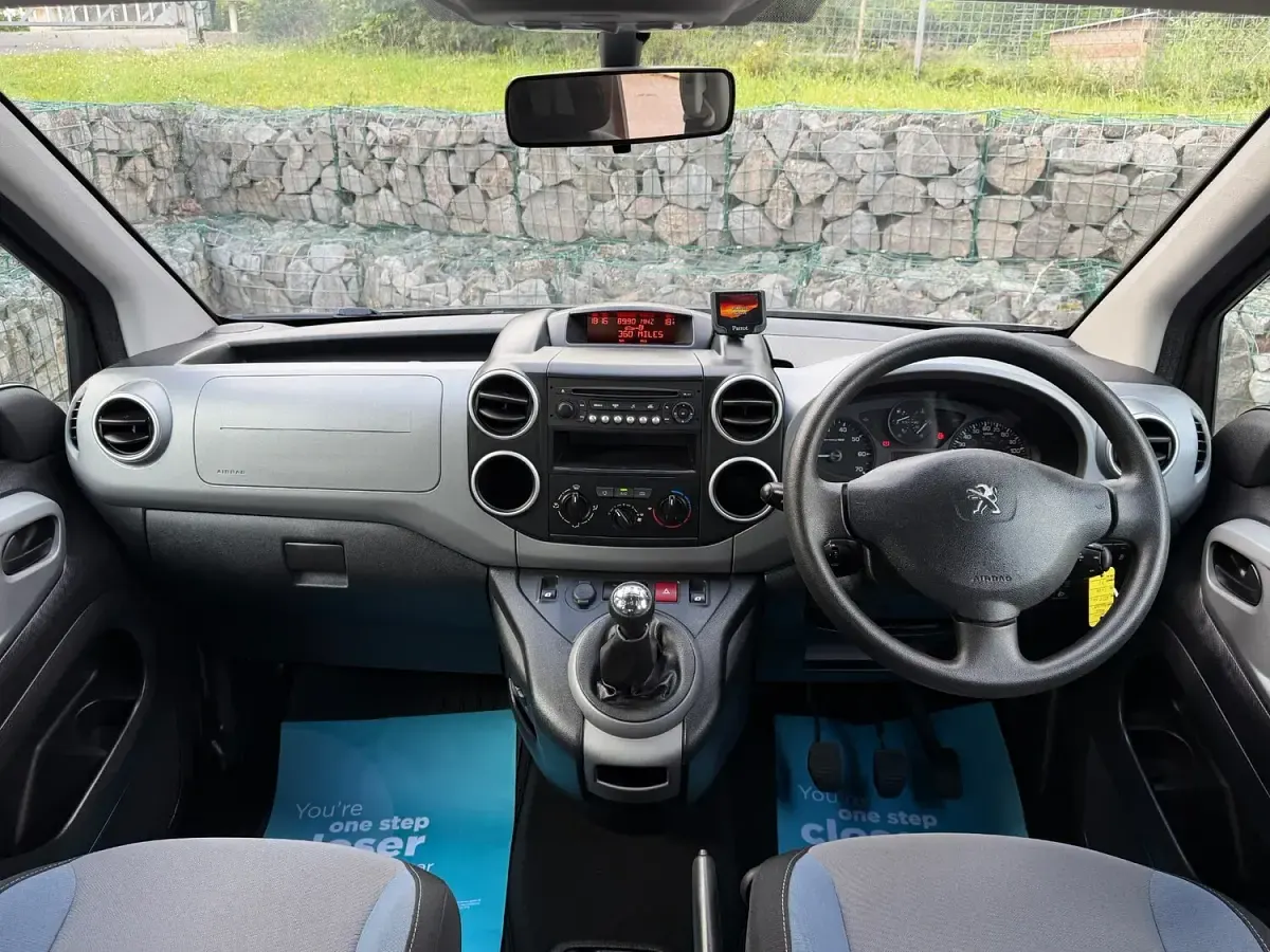Used Peugeot Partner Tepee Active 75 HP (55 kW) 2015 Shark grey metallic MPV