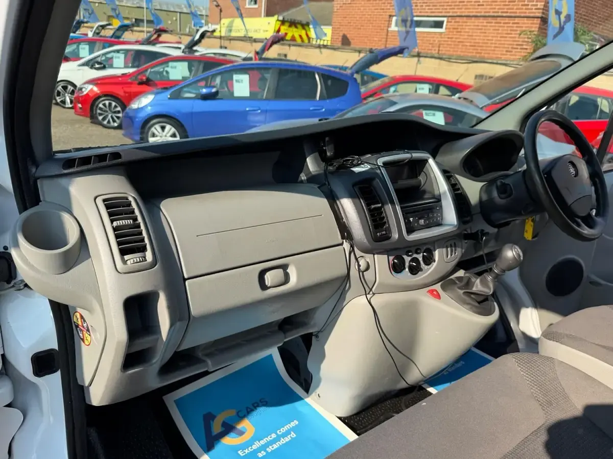 Used Vauxhall Vivaro Sportive 115 HP (84 kW) 2014 White MPV