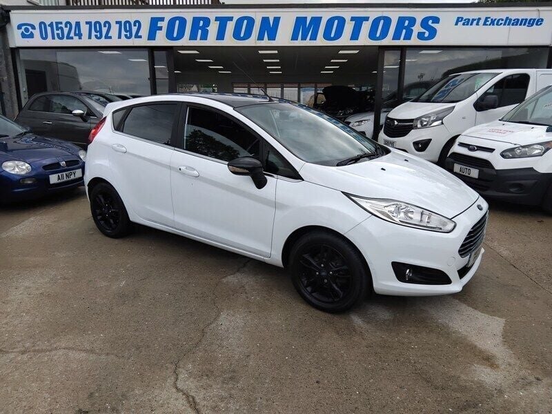 White with black roof alloys and mirrors Used 2016 Ford Fiesta Limited Hatchback | £5,995 (Fair price) - Image 1/4