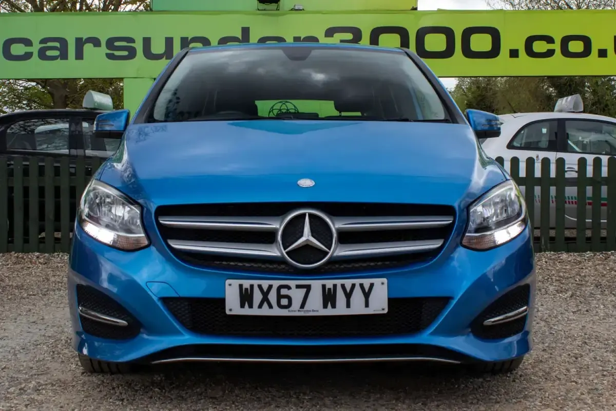 Begagnad Mercedes B200 2017 Blå Minibuss