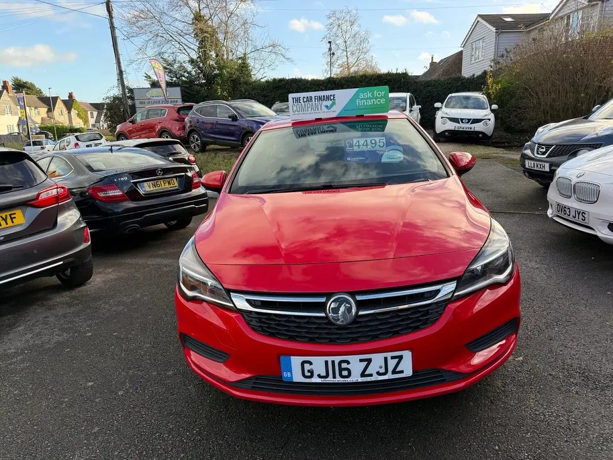 Used Vauxhall Astra Design Edition 100 HP (73 kW) 2016 Red Hatchback
