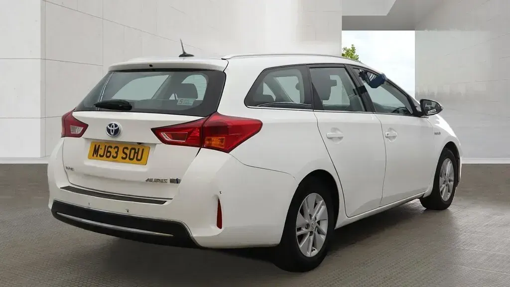 Used Toyota Auris Hybrid 2014 White Estate