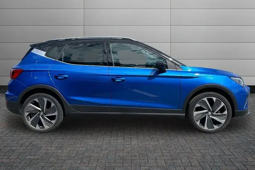 Used Seat Arona FR Sport 110 HP (80 kW) 2023 Sapphire blue with black roof SUV