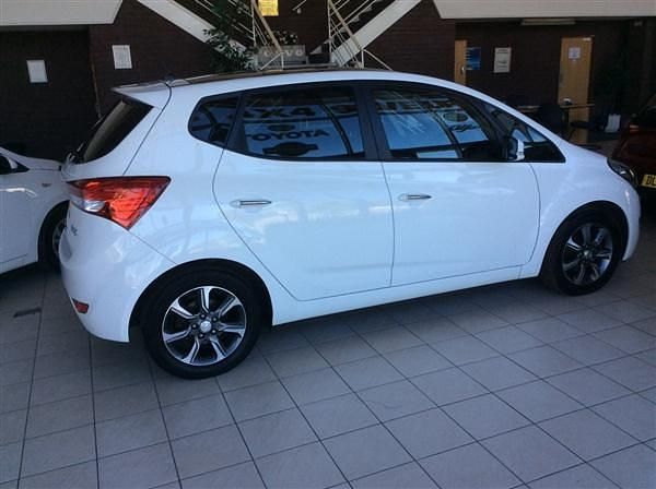 White Used 2019 Hyundai i20 Premium MPV | £10,250 (Fair price) - Image 1/4