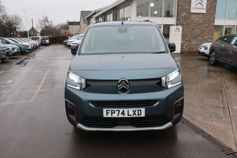 Begagnad Citroën Berlingo 128 HK (94 kW) 2024 Blå Minibuss
