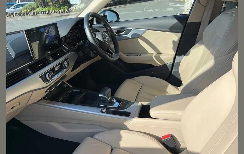 Used Audi A4 Sport 161 HP (118 kW) 2022 Silver Sedan