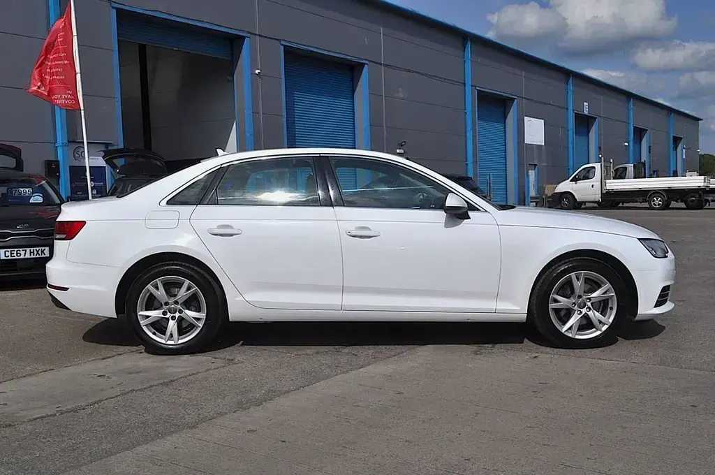 Używany Audi A4 Sport 150 KM (110 kW) 2016 Biały Sedan/Limuzyna