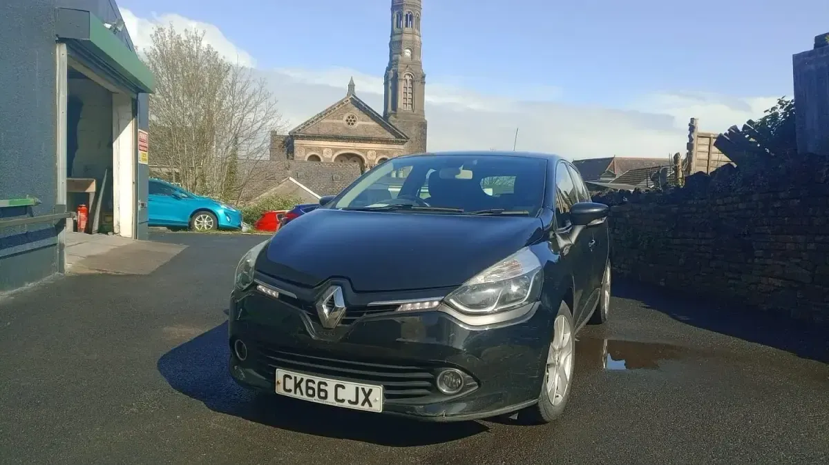 Used Renault Clio IV Dynamique 90 HP (66 kW) 2016 Black Hatchback