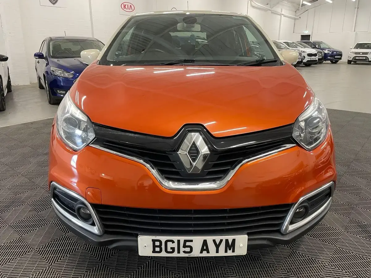 Used Renault Captur Dynamique 90 HP (66 kW) 2015 Orange/cream SUV