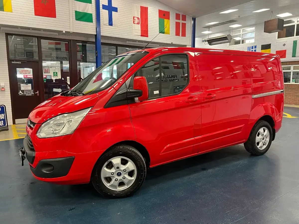 Used Ford Transit Custom Limited 130 HP (95 kW) 2017 Red Van