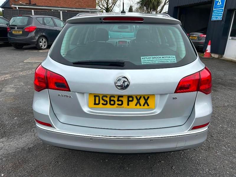 Used Vauxhall Astra Design Edition 2015 Silver Estate
