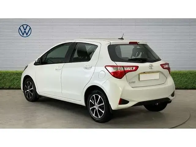 Usado Toyota Yaris 111 HP (81 kW) 2018 Branco Citadino