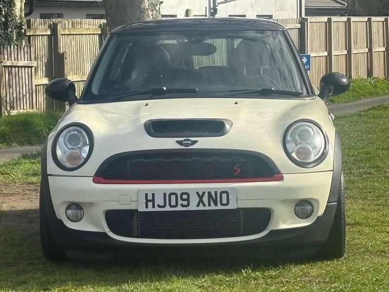 Used Mini Cooper S Hatch 175 HP (128 kW) 2009 White Hatchback