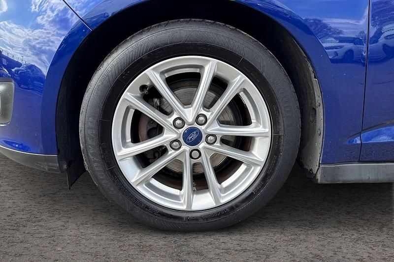 Second-hand Ford C-MAX Zetec 120 CP (88 kW) 2016 Albastru Monovolum