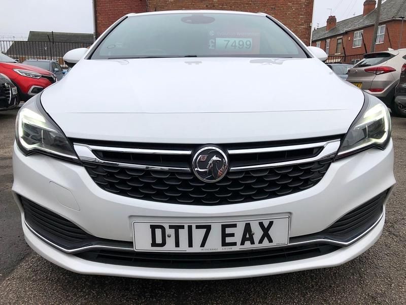 Used Vauxhall Astra SRi 150 HP (110 kW) 2017 White Hatchback