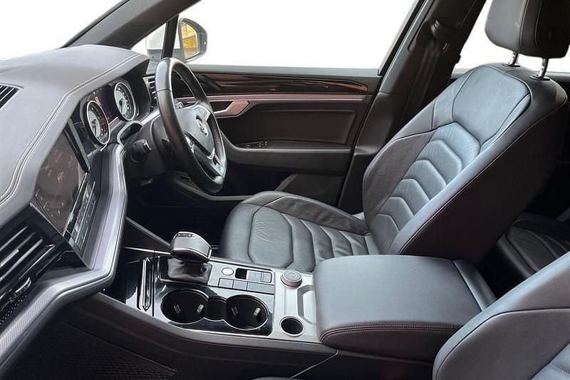 Used VW Touareg R-line 286 HP (210 kW) 2019 Pure white SUV