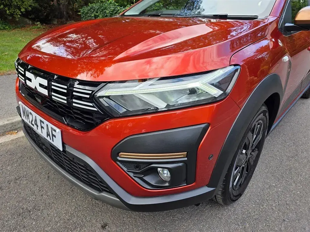 Used Dacia Jogger Extreme 110 HP (80 kW) 2024 Brown MPV