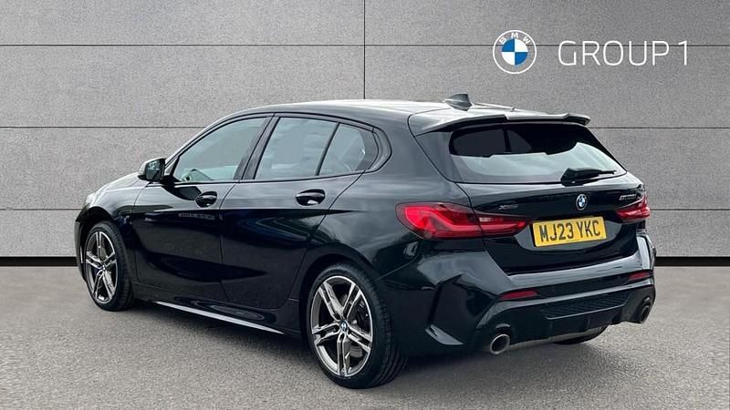 Begagnad BMW M135 Shadowline 306 HK (225 kW) 2023 Svart Halvkombi