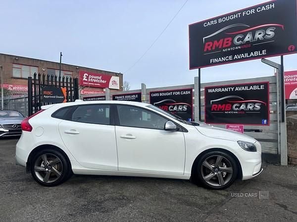 Used Volvo V40 R-Design 120 HP (88 kW) 2015 White Estate