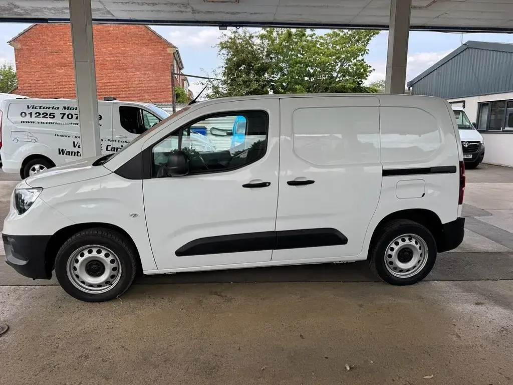 Used Vauxhall Combo 100 HP (73 kW) 2021 White MPV