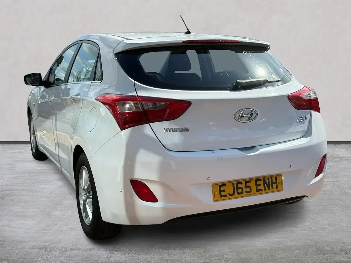 Begagnad Hyundai i30 SE 110 HK (80 kW) 2015 Vit Halvkombi