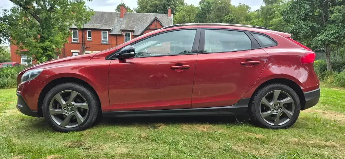 Used Volvo V40 2014 Red Hatchback