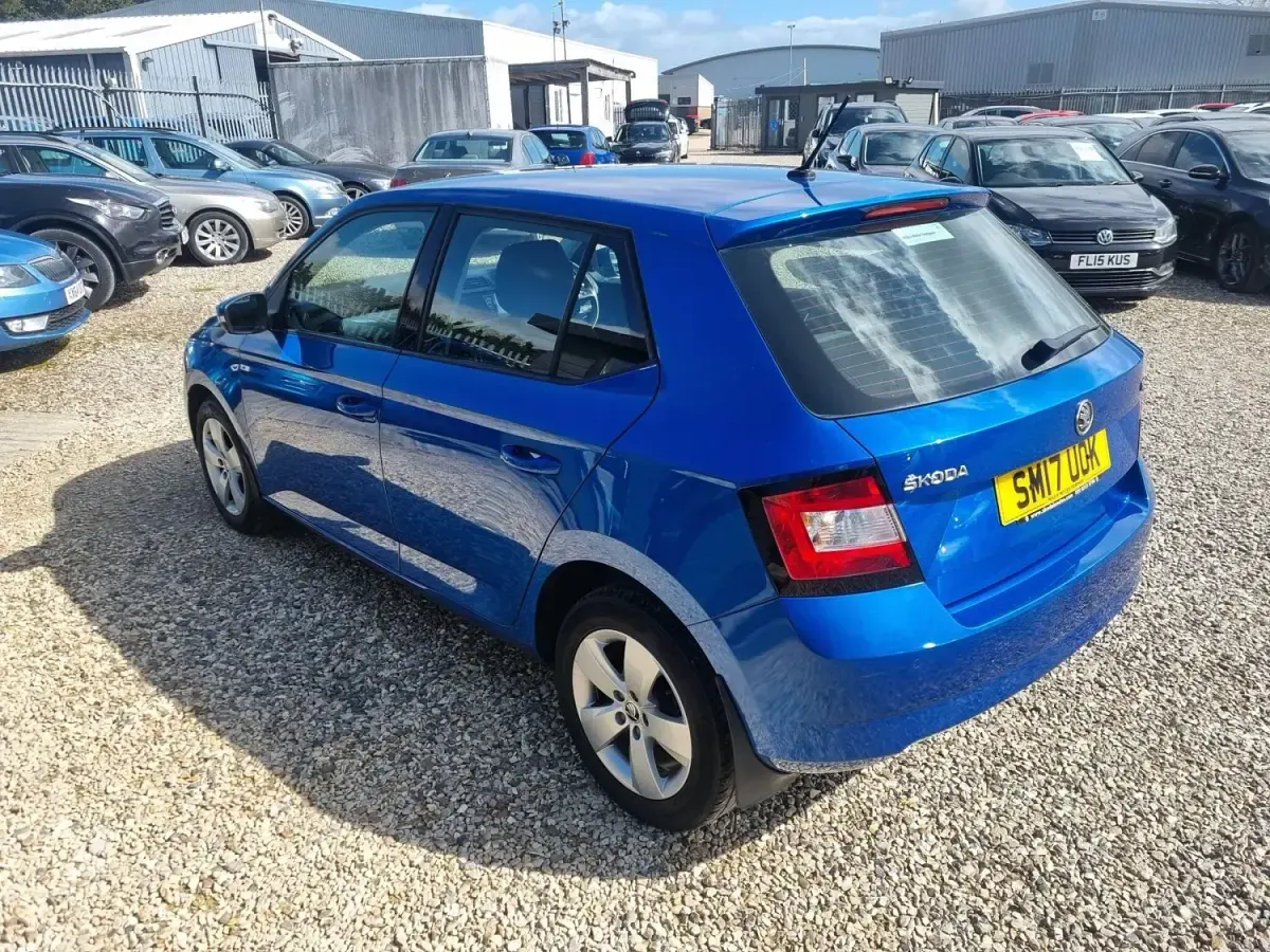 Usado Skoda Fabia SE 110 CV (80 kW) 2017 Azul Utilitario