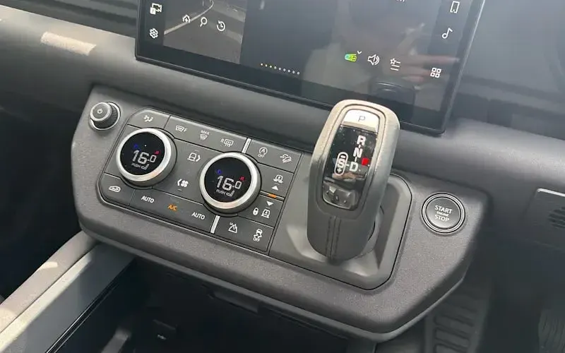 Used Land Rover Defender SE Dynamic 349 HP (256 kW) 2025 Black SUV