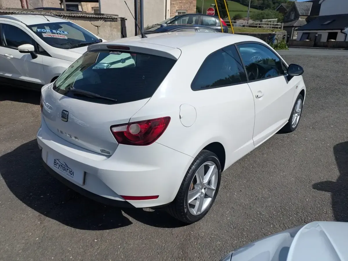 Używany Seat Ibiza 85 KM (62 kW) 2013 Biały Hatchback
