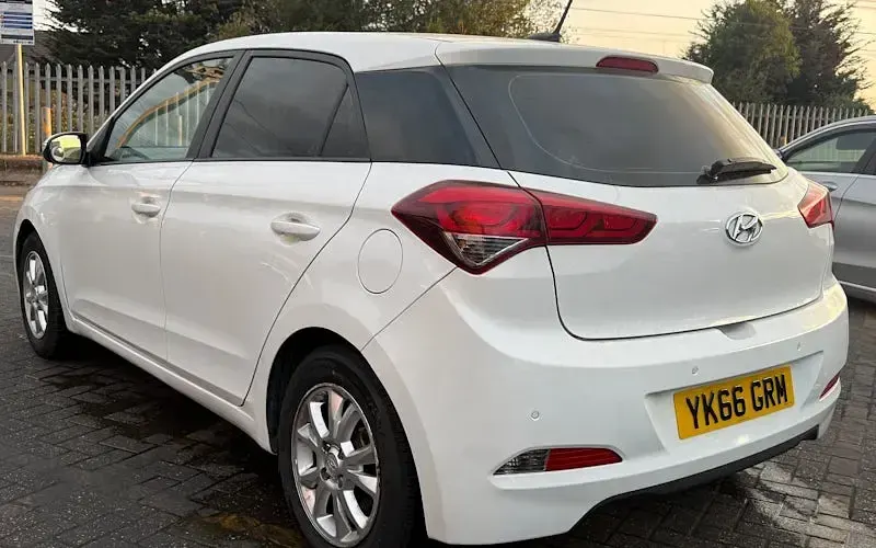 Used Hyundai i20 SE 84 HP (61 kW) 2017 White Hatchback