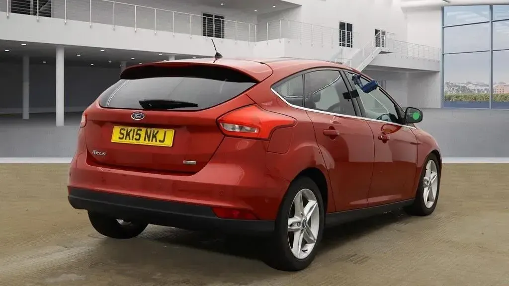 Used Ford Focus Titanium 125 HP (91 kW) 2015 Red Hatchback