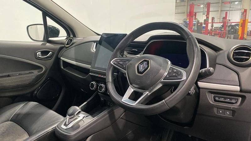 Used Renault Zoe Techno 98 kW (134 HP) 2022 White Hatchback