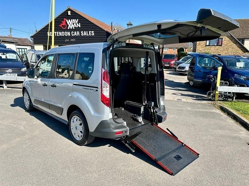 Used Ford Tourneo Connect Zetec 120 HP (88 kW) 2018 Silver MPV
