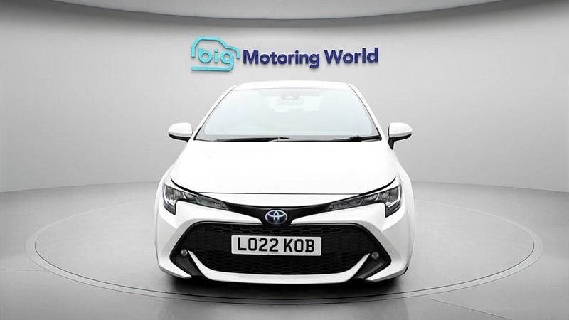 Used Toyota Corolla 122 HP (89 kW) 2022 White Hatchback