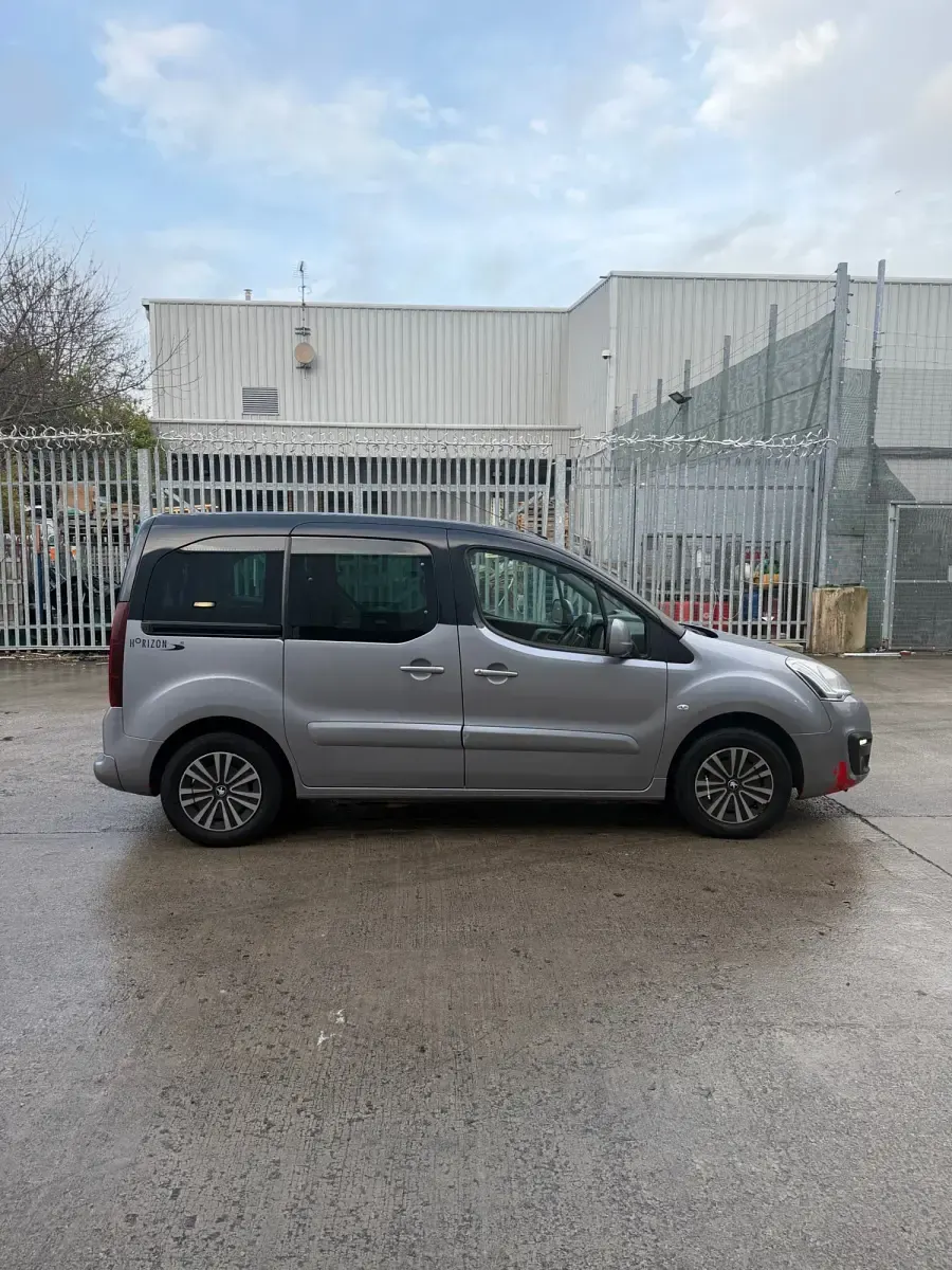 Gebraucht Peugeot Partner Tepee Allure 100 PS (73 kW) 2017 Grau Van / Kleinbus