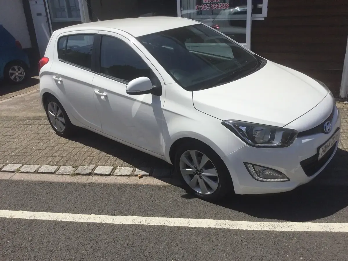 Used Hyundai i20 Style 90 HP (66 kW) 2014 White Hatchback