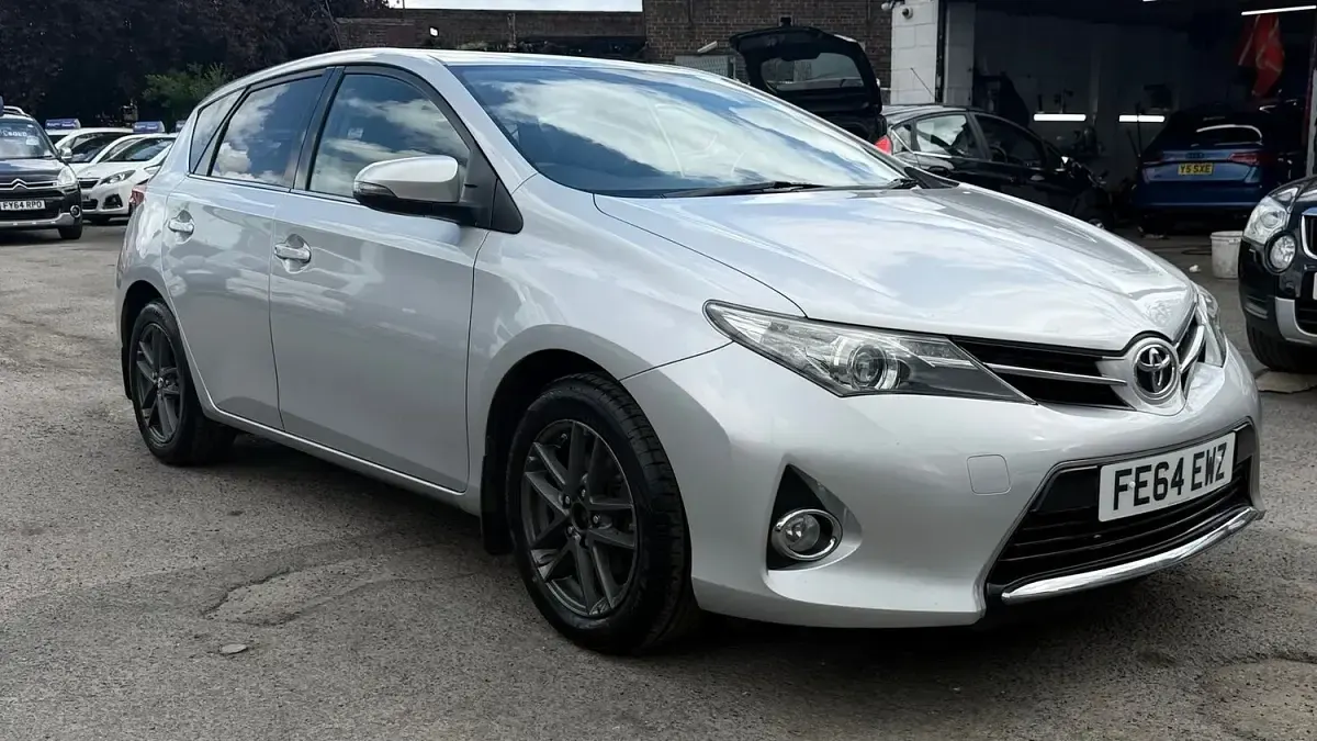 Used Toyota Auris Plus 132 HP (97 kW) 2014 Silver Hatchback