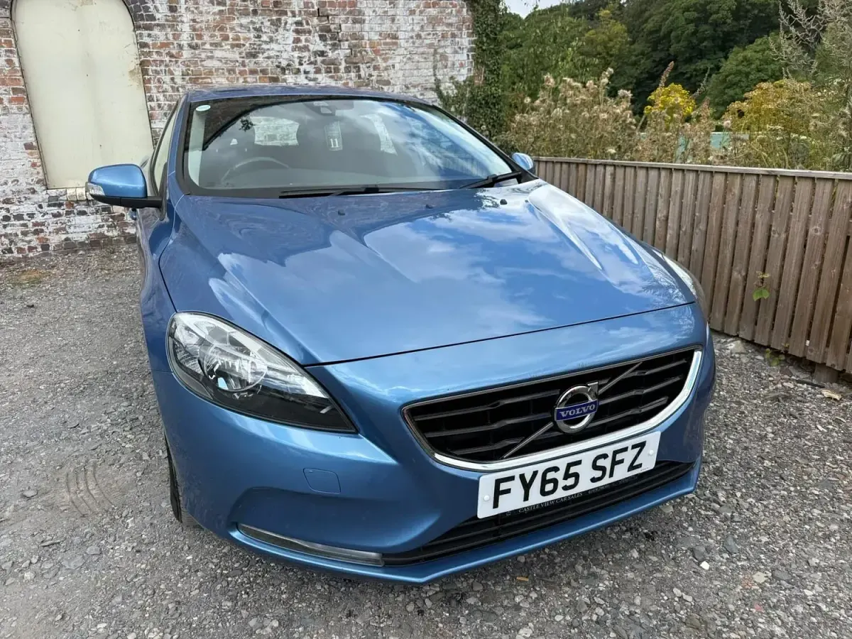 Used Volvo V40 122 HP (89 kW) 2015 Blue Hatchback