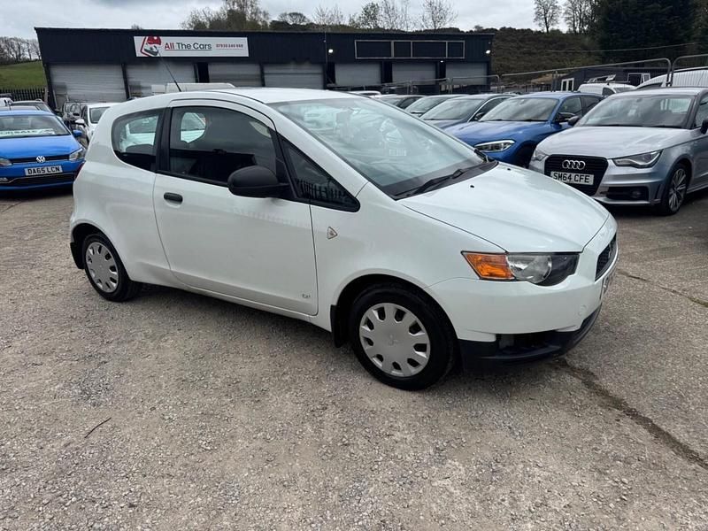 Used Mitsubishi Colt 2013 White Hatchback