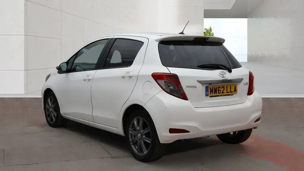 Used Toyota Yaris Multidrive S 99 HP (72 kW) 2013 White Hatchback