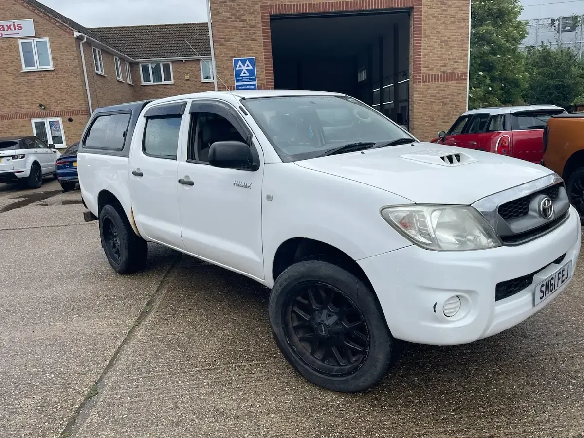 Used Toyota HiLux 2011 White Pickup