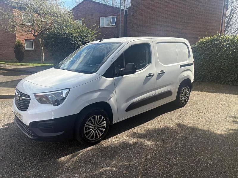 Second-hand Vauxhall Combo Edition 75 CP (55 kW) 2021 Alb Monovolum