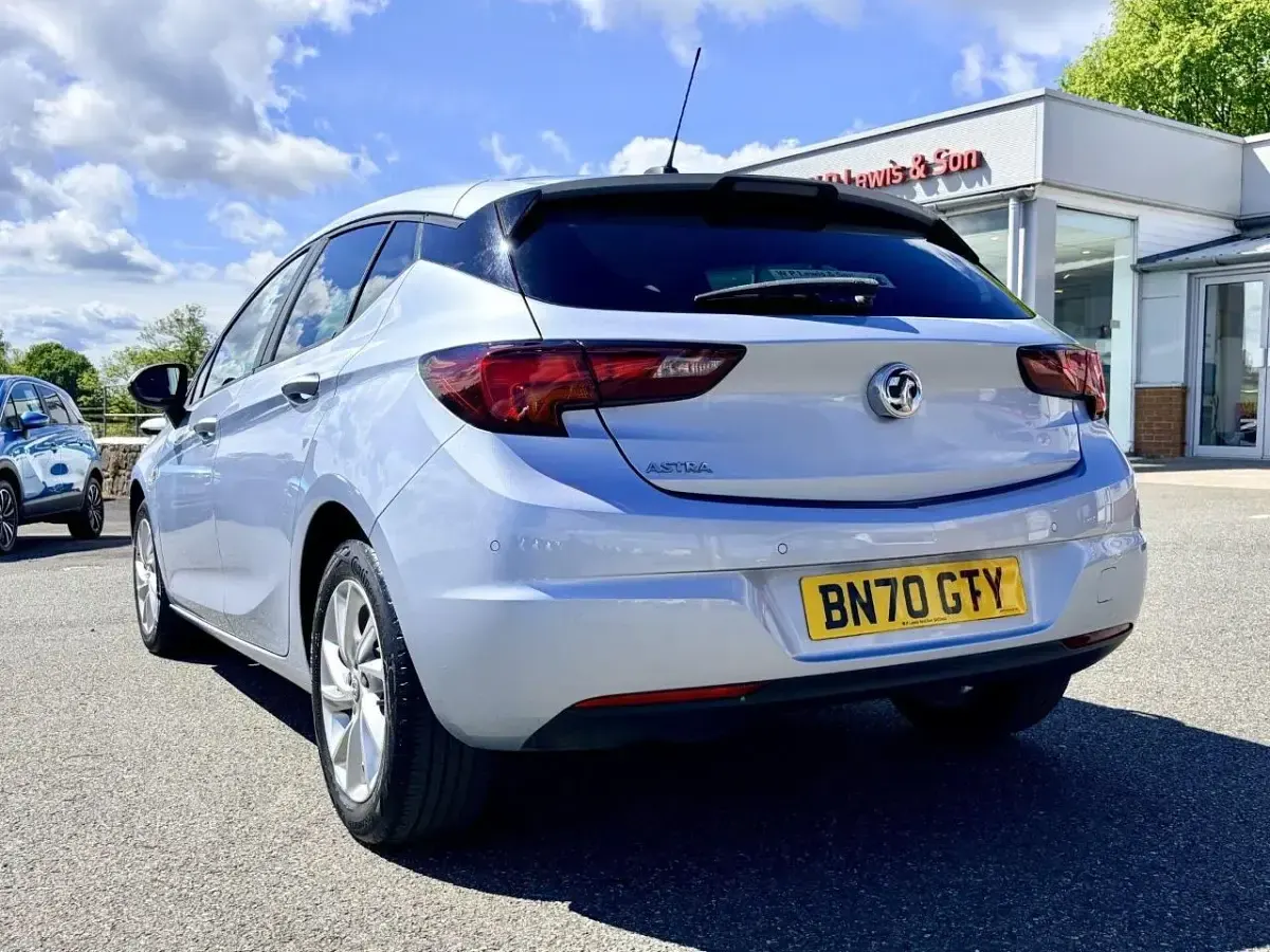 Usado Vauxhall Astra Business Edition 104 CV (76 kW) 2020 Gris Utilitario