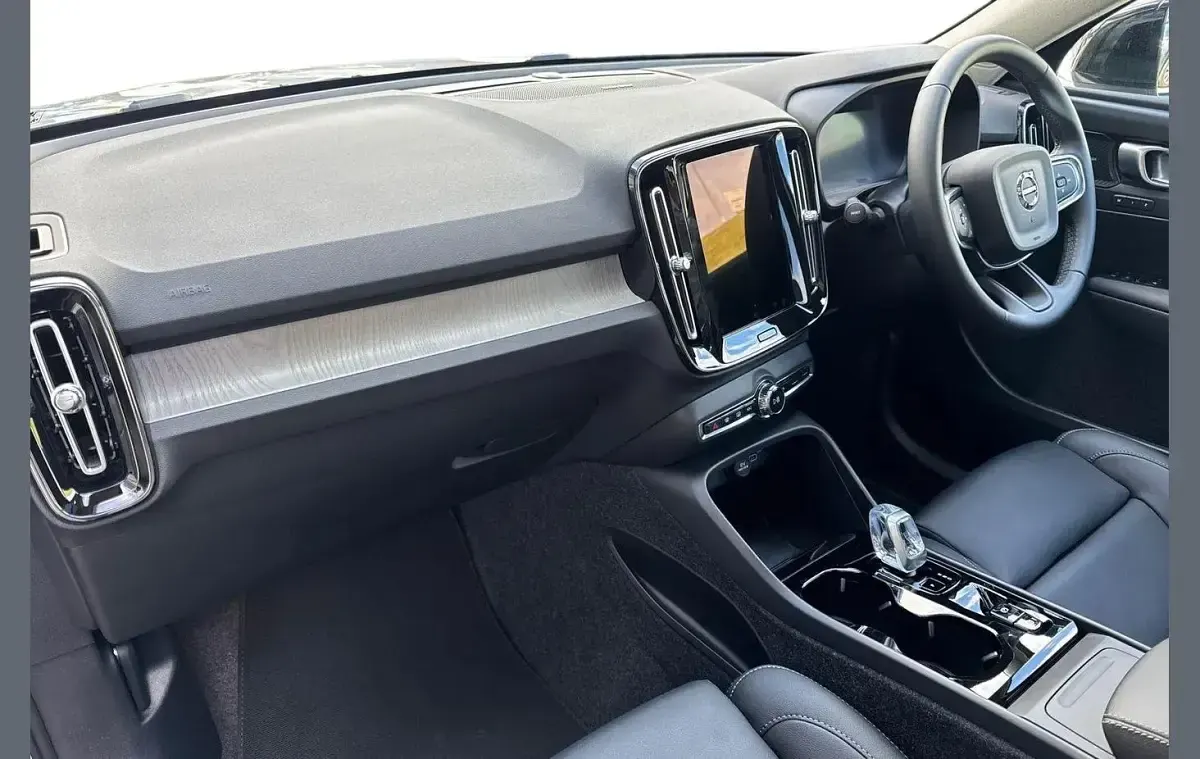 New Volvo XC40 Ultra 163 HP (119 kW) 2026 Aurora silver SUV