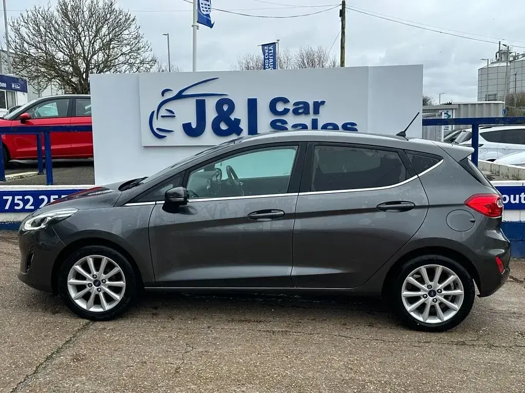 Used Ford Fiesta Titanium 125 HP (91 kW) 2017 Grey Hatchback