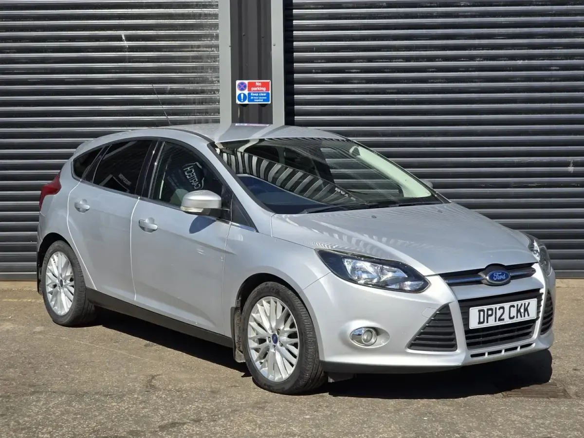 Usado Ford Focus Zetec 125 HP (91 kW) 2012 Prateado Citadino