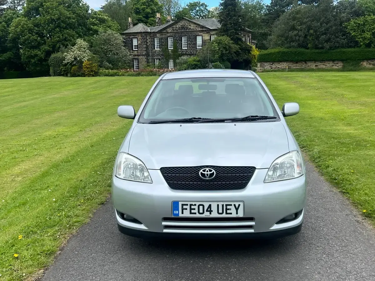 Used Toyota Corolla 97 HP (71 kW) 2004 Silver Hatchback
